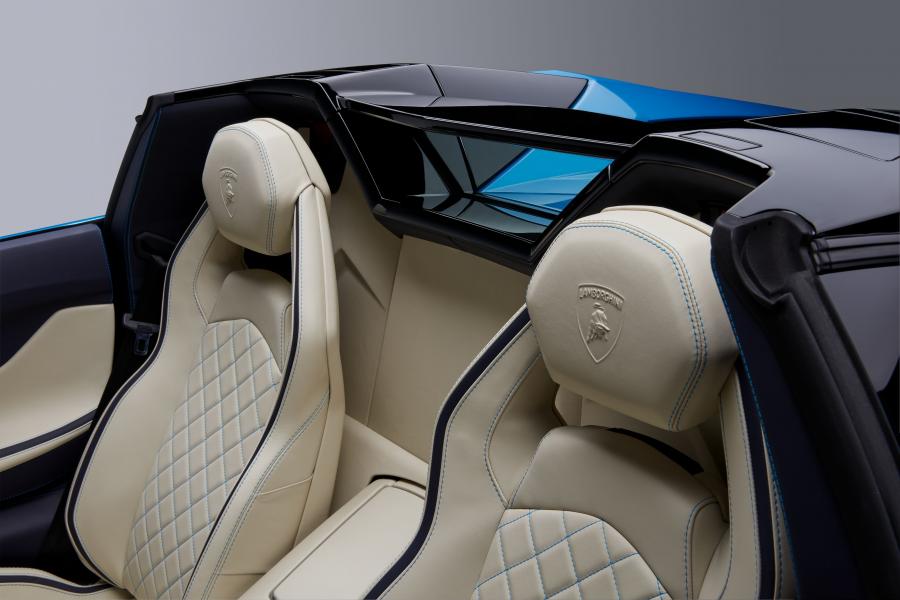Детали интерьера Lamborghini Aventador S Roadster 2017 года  (фото 11 из 27)
